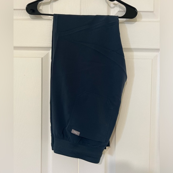 FIGS Scrub Set - Picture 2 of 3